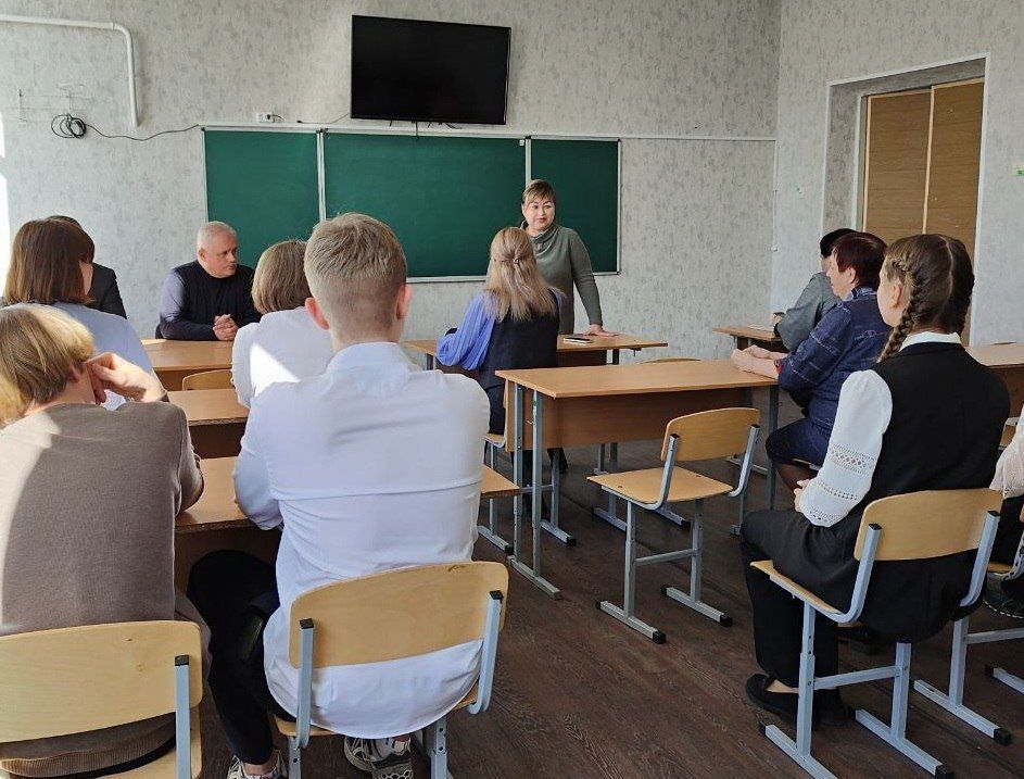 Заместитель главы Администрации Наталья Шаталова и председатель Совета Антрацитовского муниципального округа Виктория Сошина...