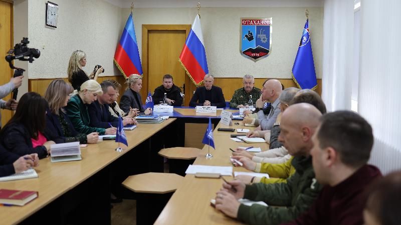 Денис Мирошниченко и Виктор Водолацкий обсудили с руководством Стаханова перспективы создания казачьего кадетского корпуса и передали гуманитарную помощь казакам на линию соприкосновения