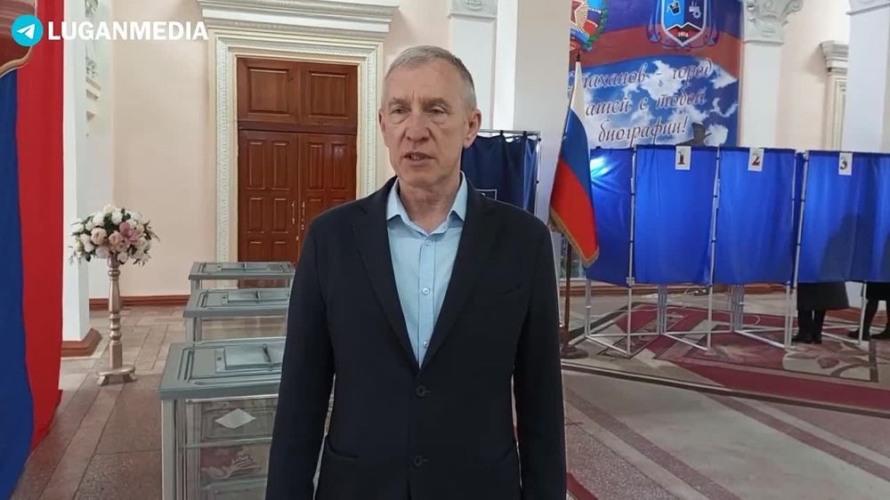 Одним из первых на избирательный участок пришёл глава городского округа г. Стаханов Сергей Жевлаков