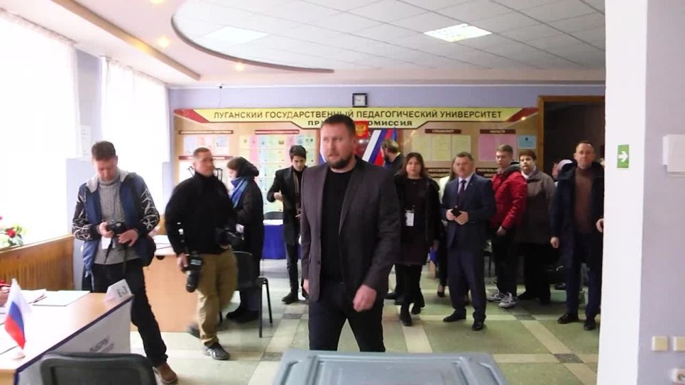Председатель Народного Совета ЛНР Денис Мирошниченко проголосовал на выборах Президента Российской Федерации
