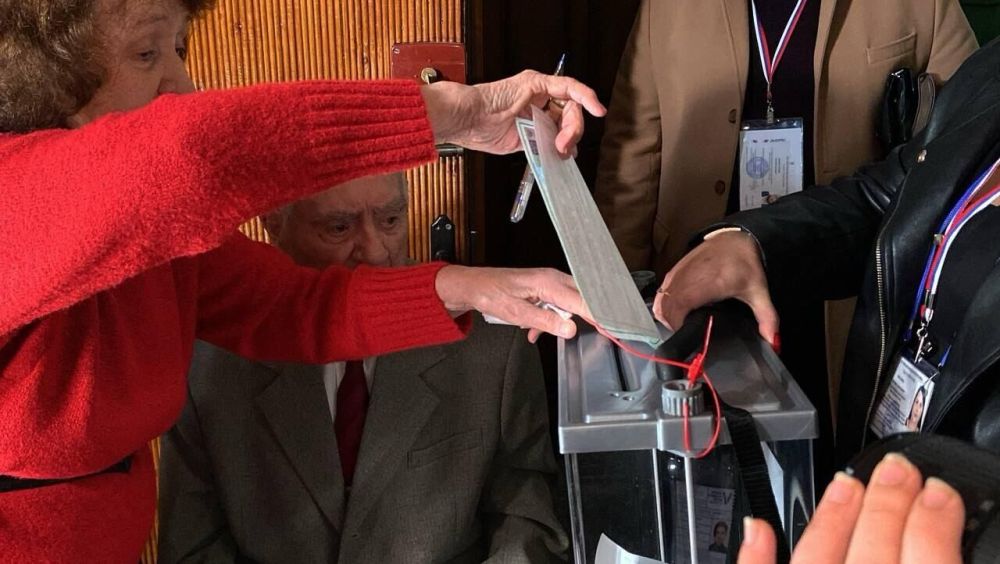 Ветеран Великой Отечественной Виктор Яровой проголосовал в Луганске за мир