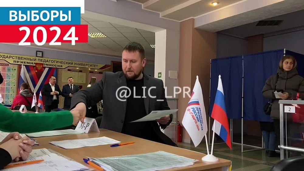 Председатель Народного совета ЛНР Денис Мирошниченко проголосовал на одном из участков в Луганске