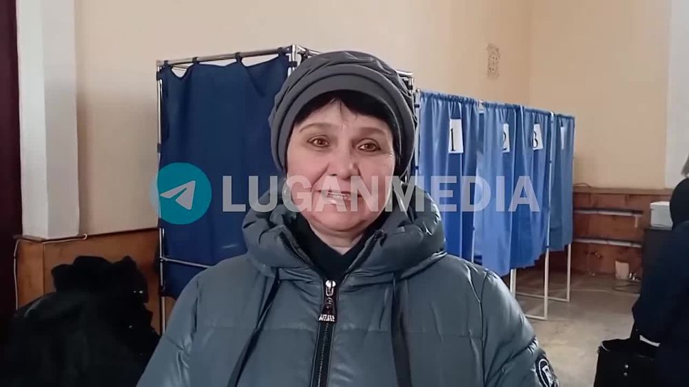 Елена Соколова, жительница Свердловска, с утра, не откладывая такого важного дела на потом, отправилась на избирательный участок – отдать на выборах свой голос во имя счастья земляков: