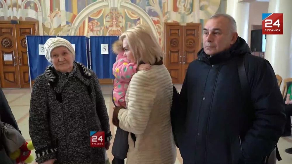 В Луганске, на одном из избирательных участков свой выбор сделала и творческая династия музыкально-драматического театра имени Михаила Голубовича – семья Балджи