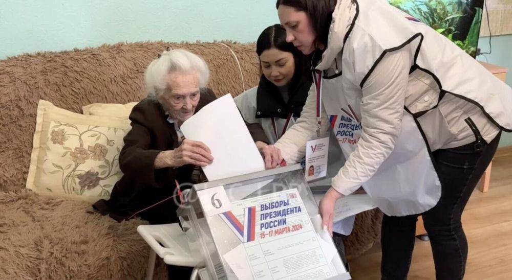 В ЛНР 99-летняя ветеран ВОВ Елена Рождественская проголосовала на выборах