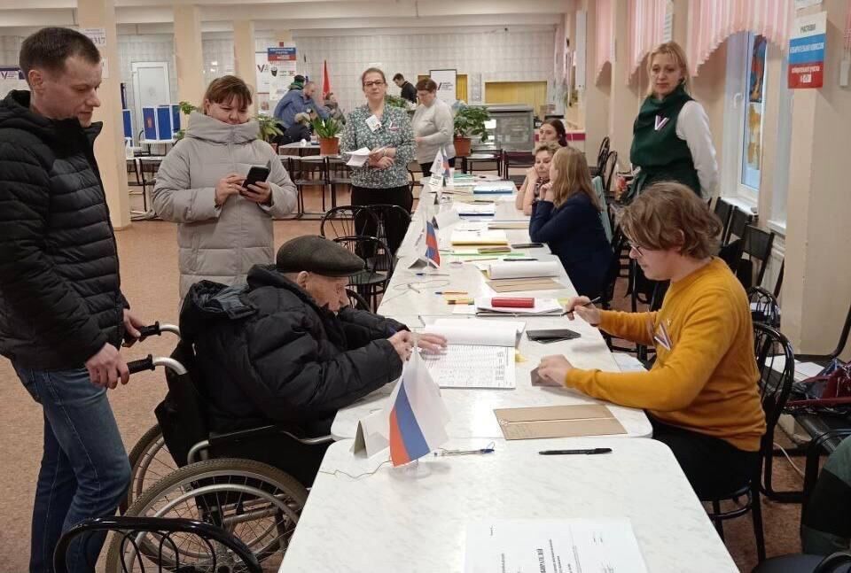 В Петербурге столетний ветеран ВОВ Борис Одинцов проголосовал на выборах