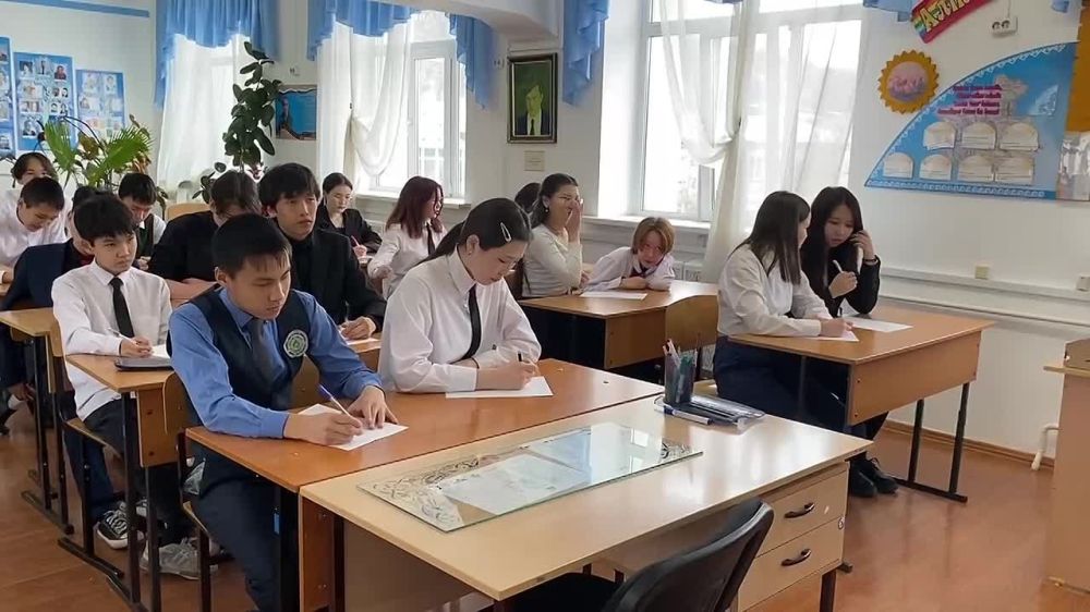 Школьники Алтая написали письма для сверстников из ЛНР