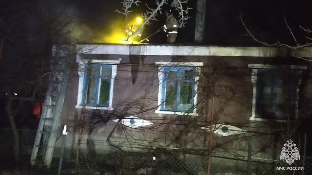 Спасатели ликвидировали масштабный пожар в частном секторе