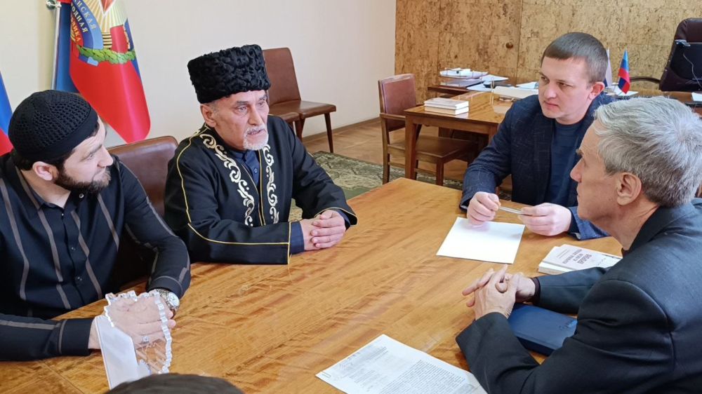 Евгений Морозов: Провел рабочую встречу с муфтием РЕЛИГИОЗНОЙ ОРГАНИЗАЦИИ "МУСУЛЬМАНСКАЯ ОБЩИНА "АЛЬ-ФАТИХА" города Брянки Фанилем Макфурьяновым и гостями из Республики Дагестан, прибывшим в ЛНР по приглашению муфтия ЛНР Гамбарова Мухаммбата