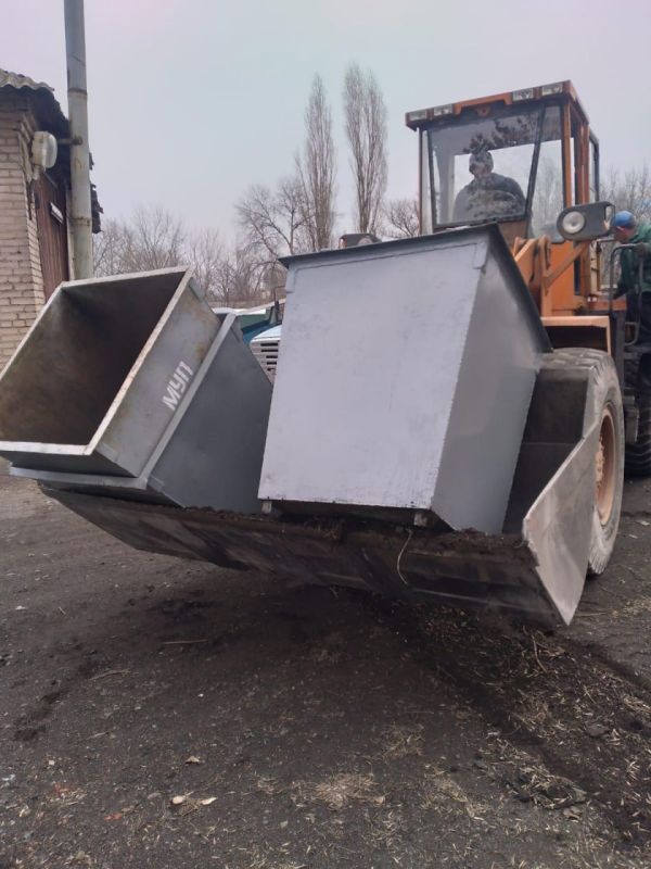 В Ирмино меняют старые мусорные баки на новые