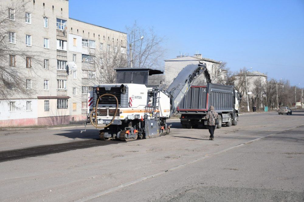 Сергей Колягин: Сегодня, 22 марта, специалисты ООО "ДОРСТРОЙИНВЕСТ", с которым Администрация городского округа заключила договор на проведение текущего ремонта городских автодорог, приступили к работам по ремонту дорожного покрытия по улице Ленина