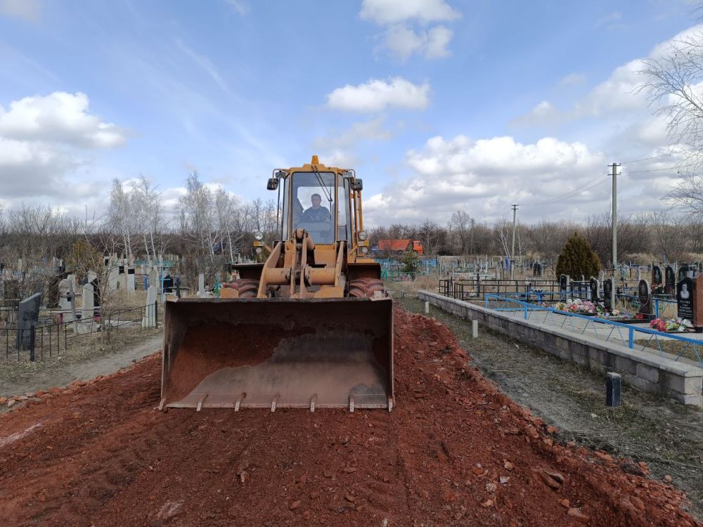 Евгений Морозов: На минувшей неделе, во время очередной встречи с семьями погибших участников СВО, была озвучена просьба о приведении в надлежащее состояние дороги на территории кладбища в жилмассиве Криворожье