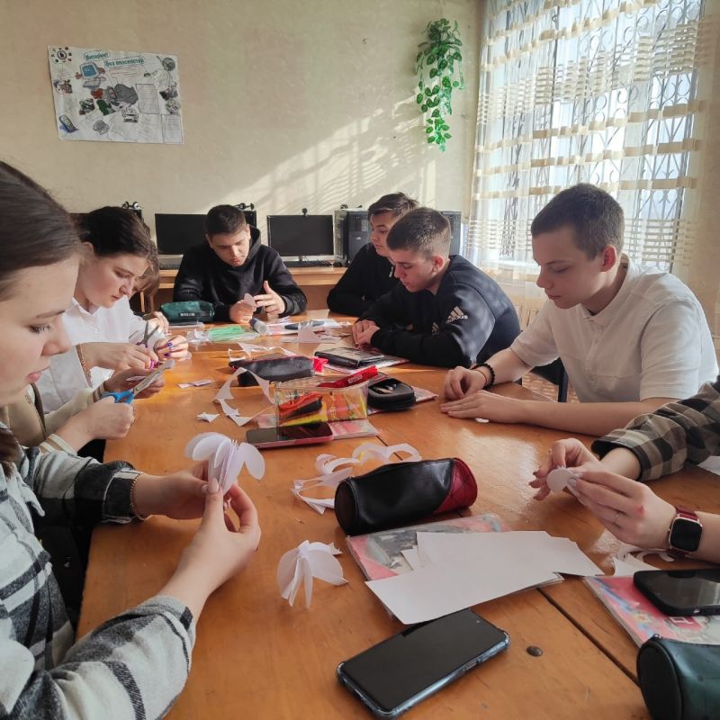 Первые Зимогорьевской гимназии присоединились к Всероссийской памятной акции "Крокус памяти"