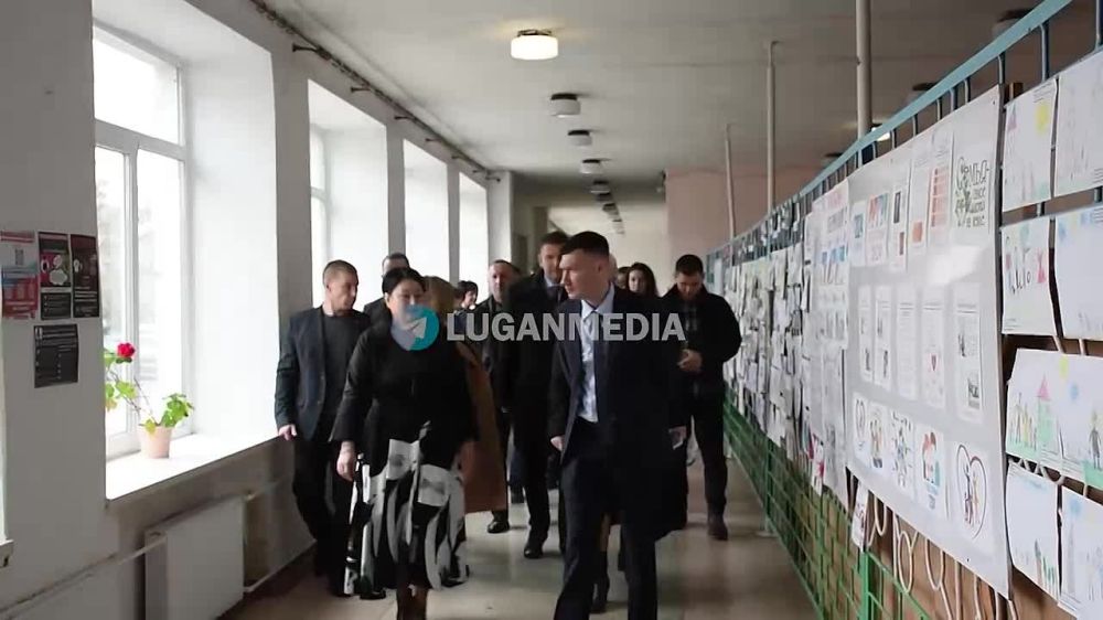 Сенатор Российской Федерации от ЛНР Ольга Бас провела встречу с представителями депутатского и общественного советов по контролю над объектом капитального ремонта - Золотовской средней школы №16 Первомайского округа