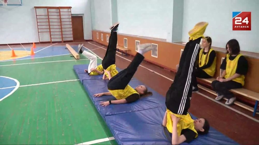 Две школы Суходольска в Краснодонском районе получили спортивный инвентарь для занятий физкультурой