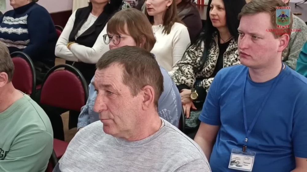 Евгений Морозов: Вместе с Председателем совета городского округа город Брянка Натальей Волошиной и начальником отдела культуры Администрации Натальей Труфановой поздравил работников культуры города с профессиональным праздником