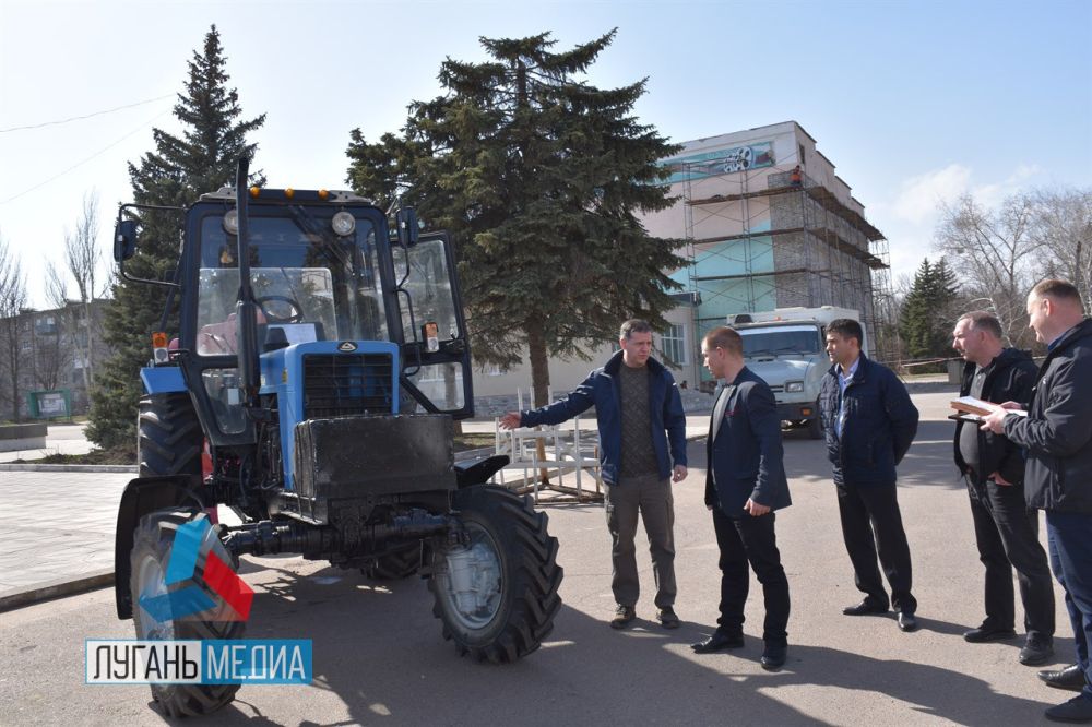 Первомайск с рабочим визитом посетил министр сельского хозяйства Калужской области Александр Ефремов, который доставил в качестве гуманитарной помощи от региона-шефа два трактора
