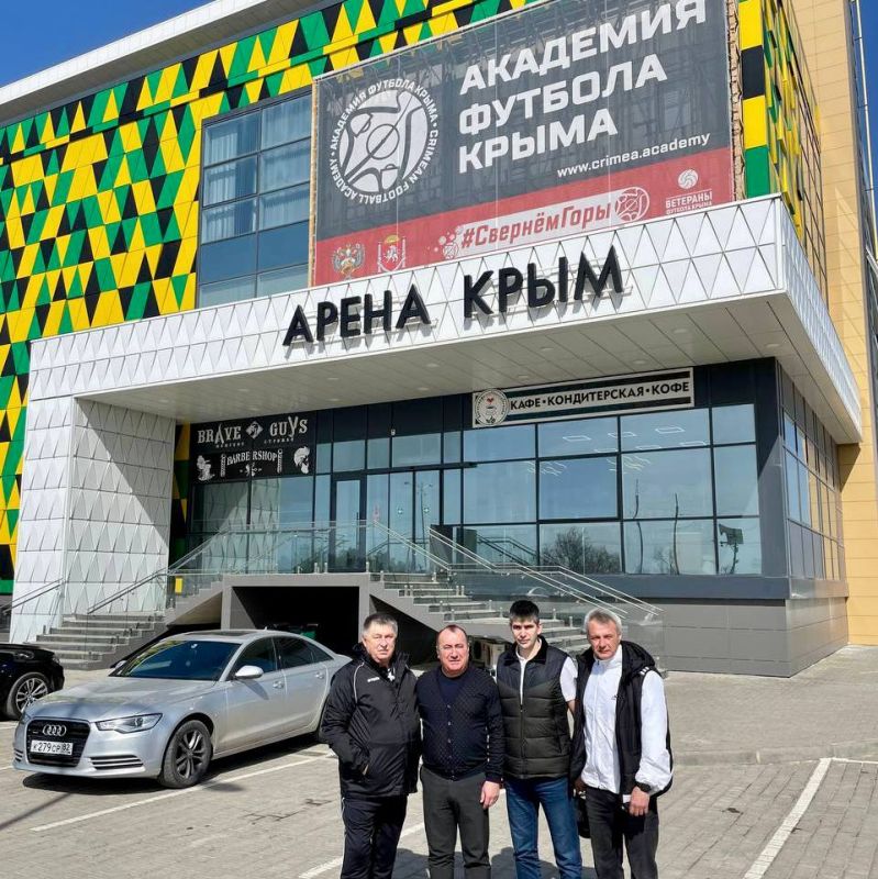 Болеем за наших!. Сегодня в рамках рабочей командировки совместно с коллегами, министром спорта ЛНР Олегом Шеренешевым...