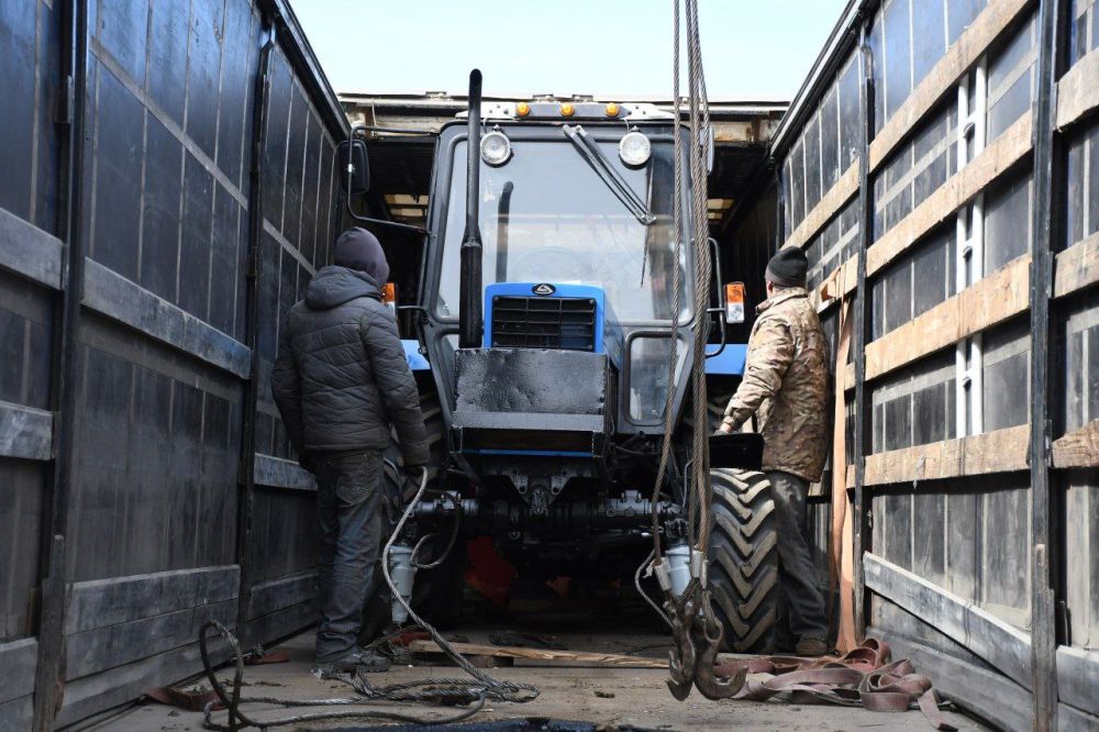Сергей Колягин: Сегодня в город Первомайск из Калужской области были доставлены два трактора "Беларус" с навесным оборудованием