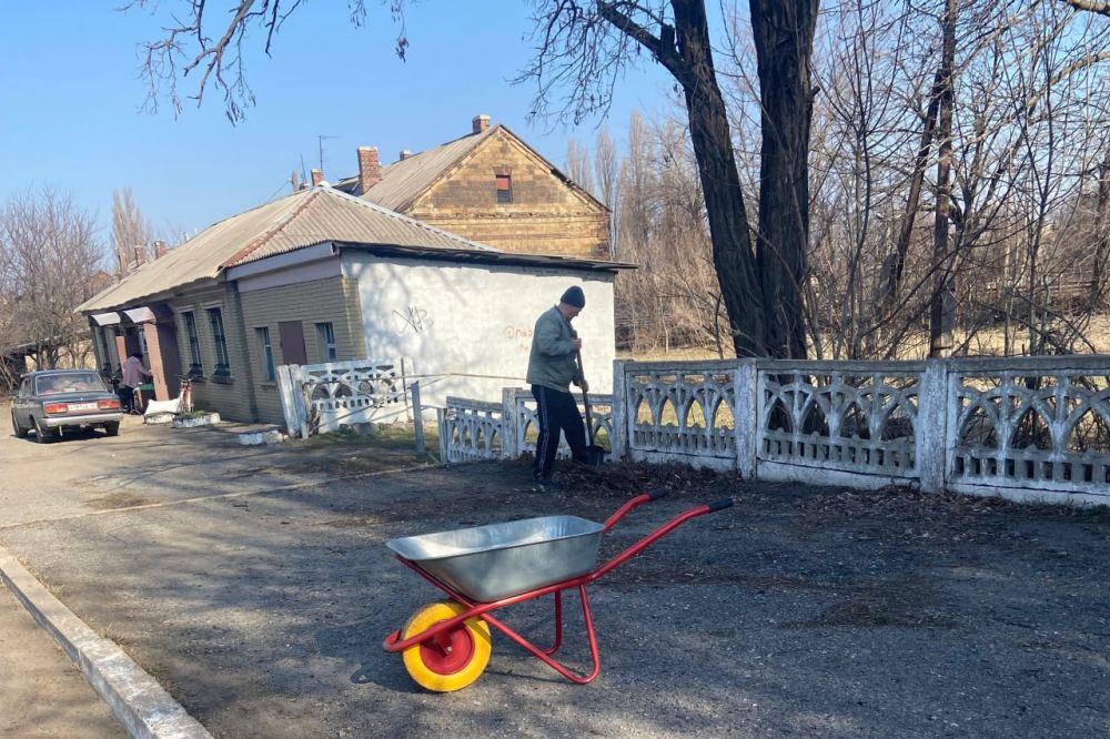 На уборку вышли и жители Алмазной