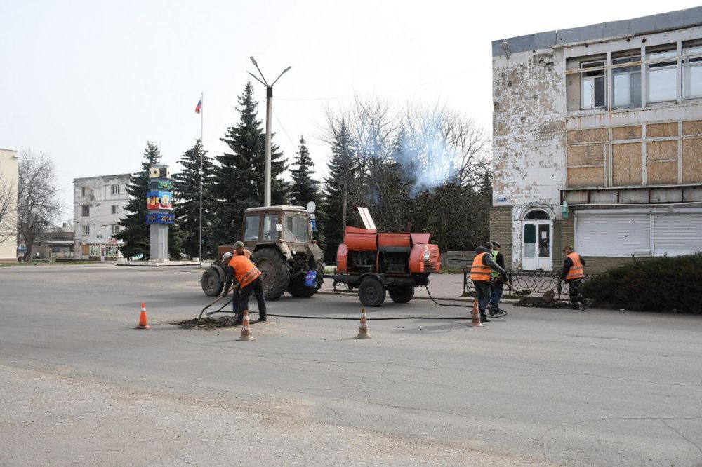 Сергей Колягин: Специалисты МУП "Комбинат коммунальных услуг города Первомайска", как и было запланировано, начали выполнять мероприятия по текущему ремонту асфальтобетонного покрытия автомобильных дорог города Первомайска