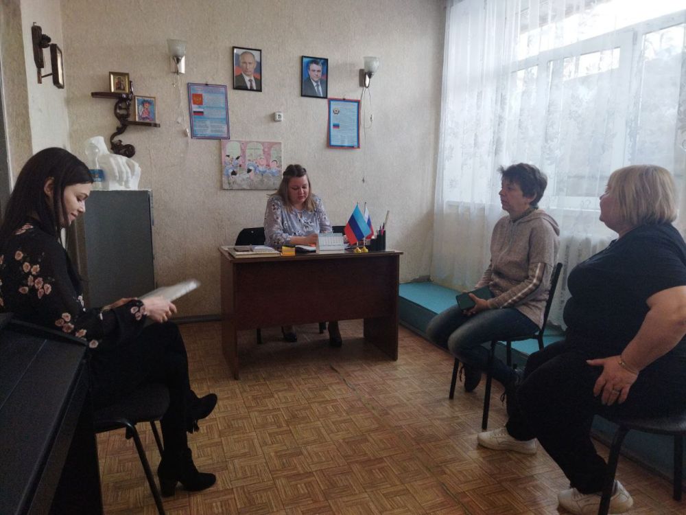 Начальник отдела культуры, молодёжи и спорта администрации городского округа муниципальное образование городской округ город Первомайск Елена Варламова с рабочим визитом посетила детскую школу искусств и центральную городскую библиотеку города Золотое