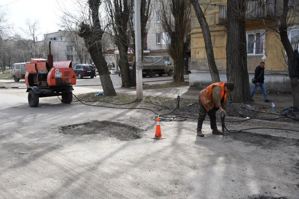 Сергей Колягин: Сотрудники МУП "Комбинат коммунальных услуг города Первомайска" продолжают выполнять мероприятия по текущему ремонту асфальтобетонного покрытия улично-дорожной сети