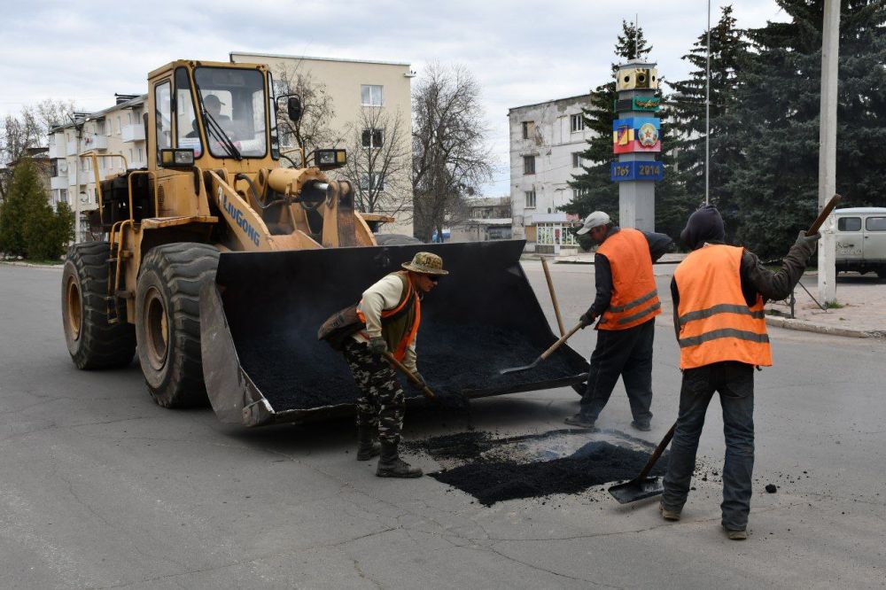 Сергей Колягин: Сегодня сотрудники МУП "Комбинат коммунальных услуг города Первомайска" начали работы по текущему "ямочному" ремонту ул. Макушкина и ул. Киевская в городе Первомайске