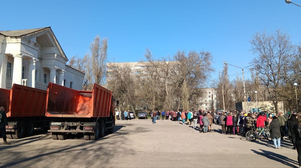 Сергей Колягин: Сегодня, как и планировалось, в рамках акции «Чистая Республика», которую объявил Глава Республики Леонид Иванович Пасечник, провели на территории города Первомайска общегородской субботник в сквере вблизи ДК им.Крупской