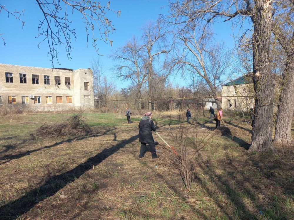 Сергей Колягин: В городе Горское в рамках акции «Чистая Республика» провели субботник на прилегающей территории к детской школе искусств