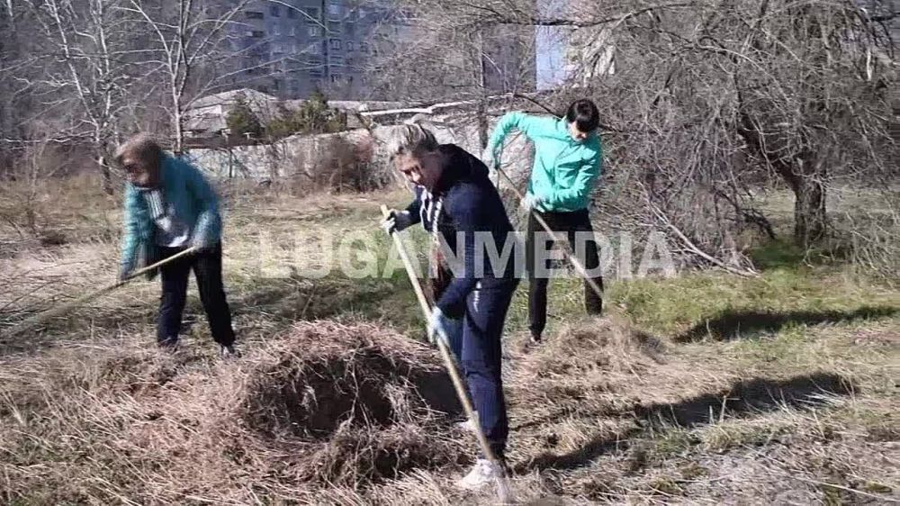 В Первомайске в рамках объявленной Главой ЛНР Леонидом Пасечником акции «Чистая Республика» был проведен общегородской субботник