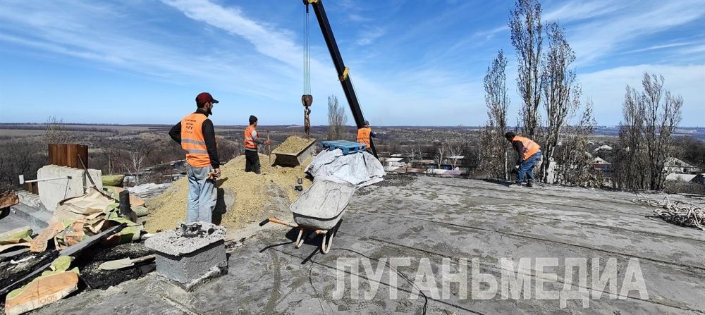 Специалисты подрядной организации региона-шефа Калужской области проводят капитальный ремонт поврежденных обстрелами ВФУ плоских крыш двух многоквартирных домов на улице Дружбы в городе Горское Первомайского городского округа