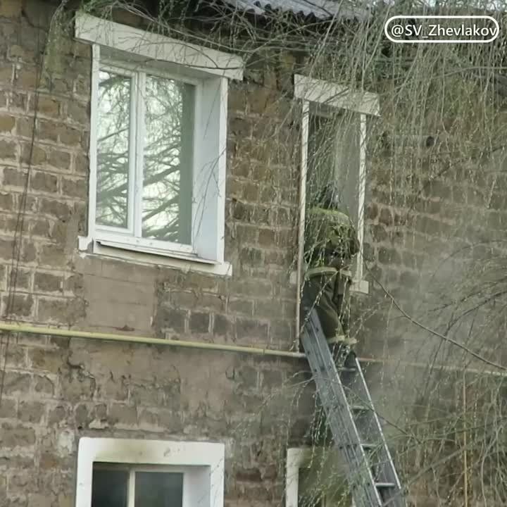 Сергей Жевлаков: Сегодня на месте обстрела в Алмазной работники жилсервисов затягивают поврежденные окна пленкой в домах