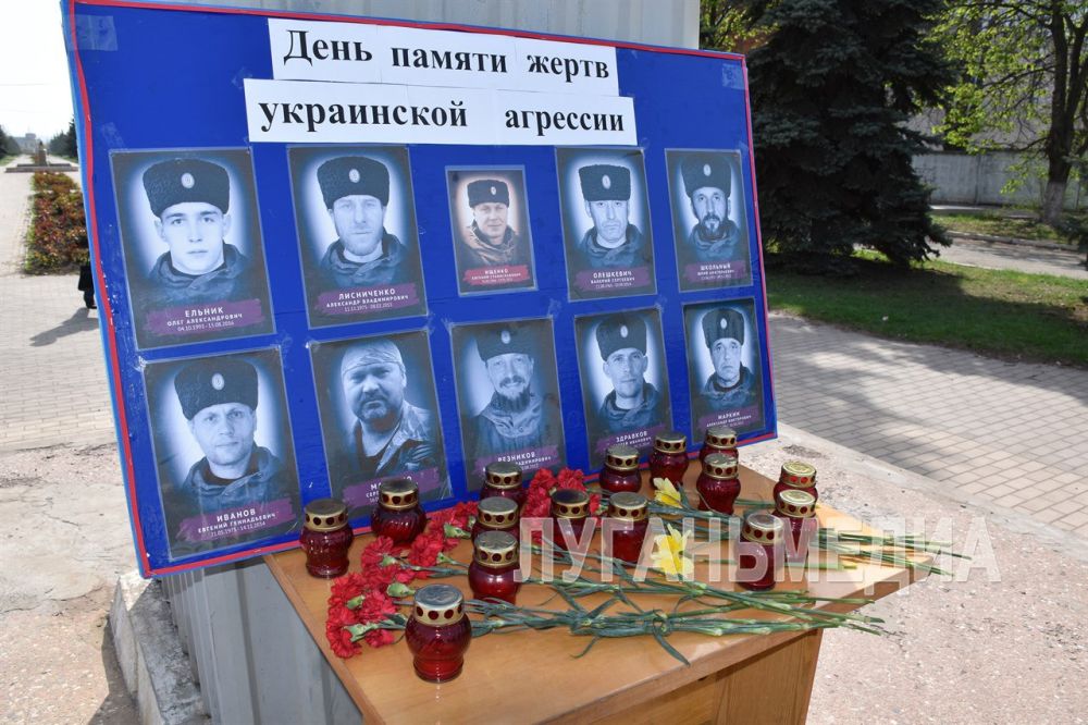 Активисты МО ВПП «Единая Россия» и неравнодушные жители Первомайского округа в память о жертвах украинской агрессии установили в центре города стенд с фотографиями земляков-защитников Донбасса, отдавших свои жизни за родной край и мирное будущее