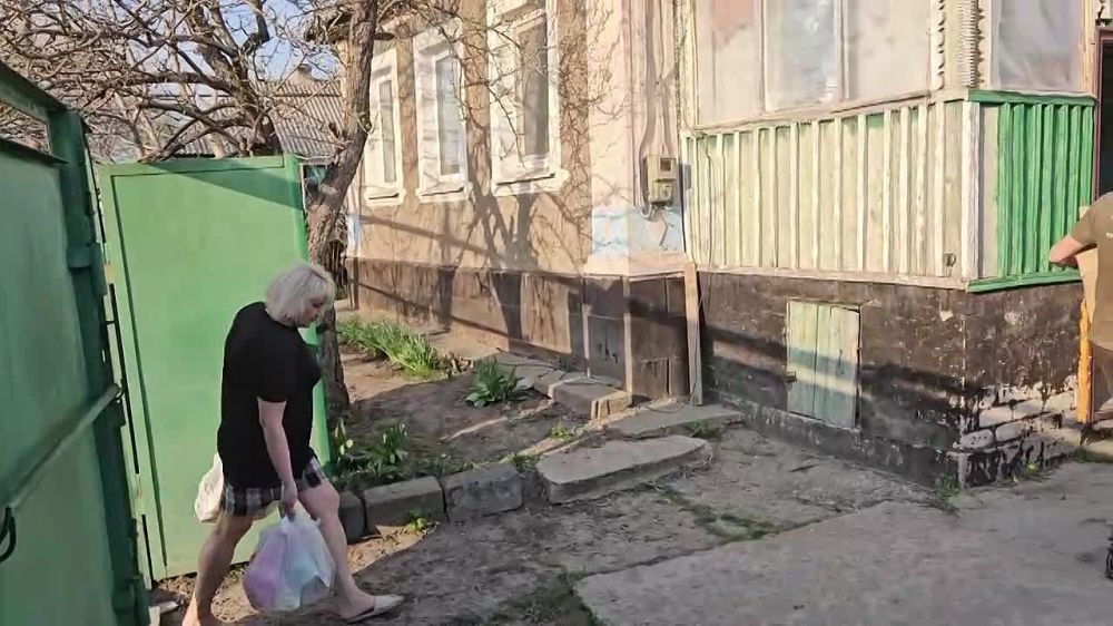 «Ждем, когда мир наступит. Домой вернуться хочется»: Шестеро беженцев, потерявшие жильё из-за прилета украинских снарядов, поселились вместе в одном доме