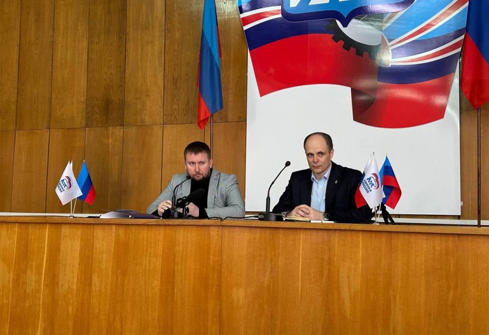 Сергей Соловьев: С Председателем Народного Совета Луганской Народной Республики Денисом Мирошниченко провели рабочую встречу с активом Партии –депутатами Совета городского округа, молодежью и ветеранами