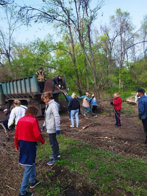 Сергей Колягин: Уборка ранее собранных буреломов, прошлогодней листвы и срубленной дикорастущей поросли на территории сквера у ДК им
