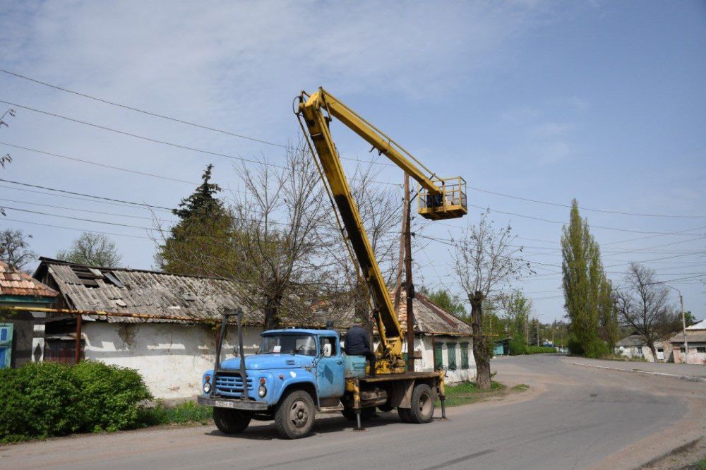 Сергей Колягин: Специалисты МУП "Комбинат коммунальных услуг города Первомайска" продолжают выполнять работы по ремонту и замене осветительных приборов на линиях наружного освещения в городе Первомайске