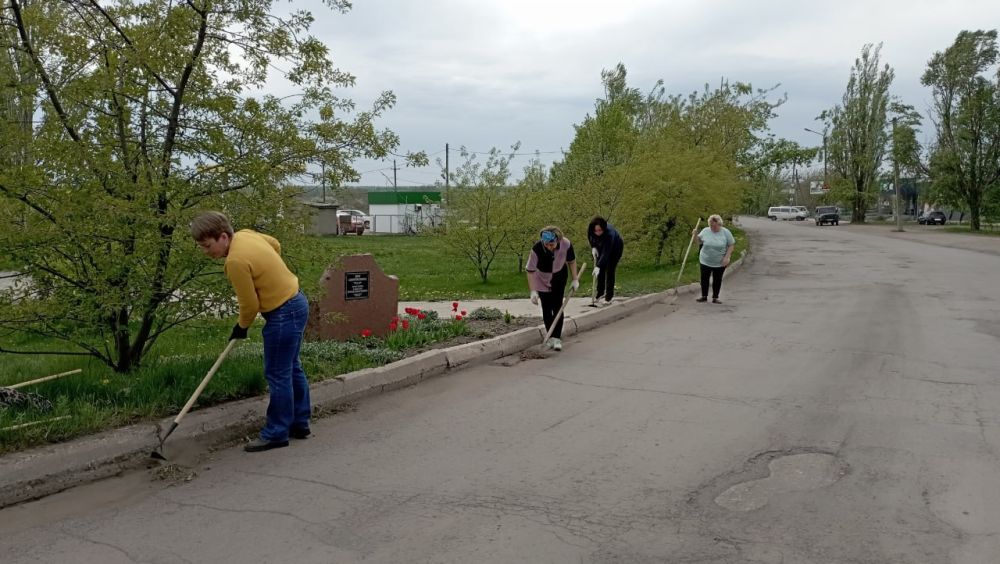 На подведомственных Администрации Краснолучского городского округа территориях продолжаются работы по благоустройству в рамках акции «ЧИСТАЯ РЕСПУБЛИКА»