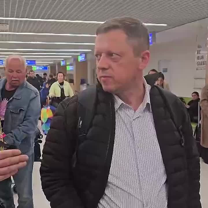 «Стоит ли это того, Санду? Все уже поняли, что ты умеешь издеваться над людьми! Отпусти их по домам!»