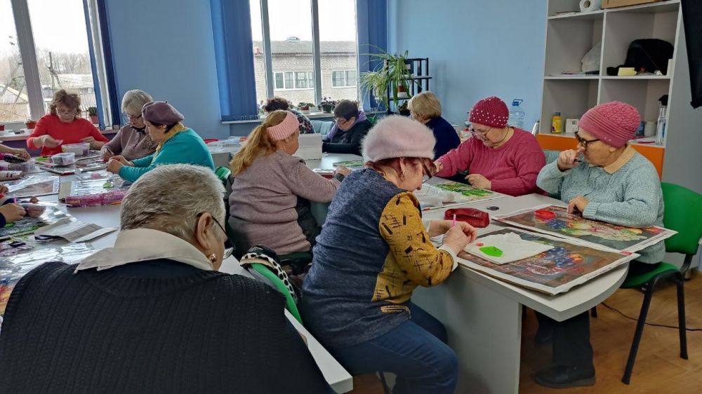 Собирали картины алмазной мозаики целый месяц, но оно того стоило! Прекрасные изделия, выложенные стразами, завораживают и радуют