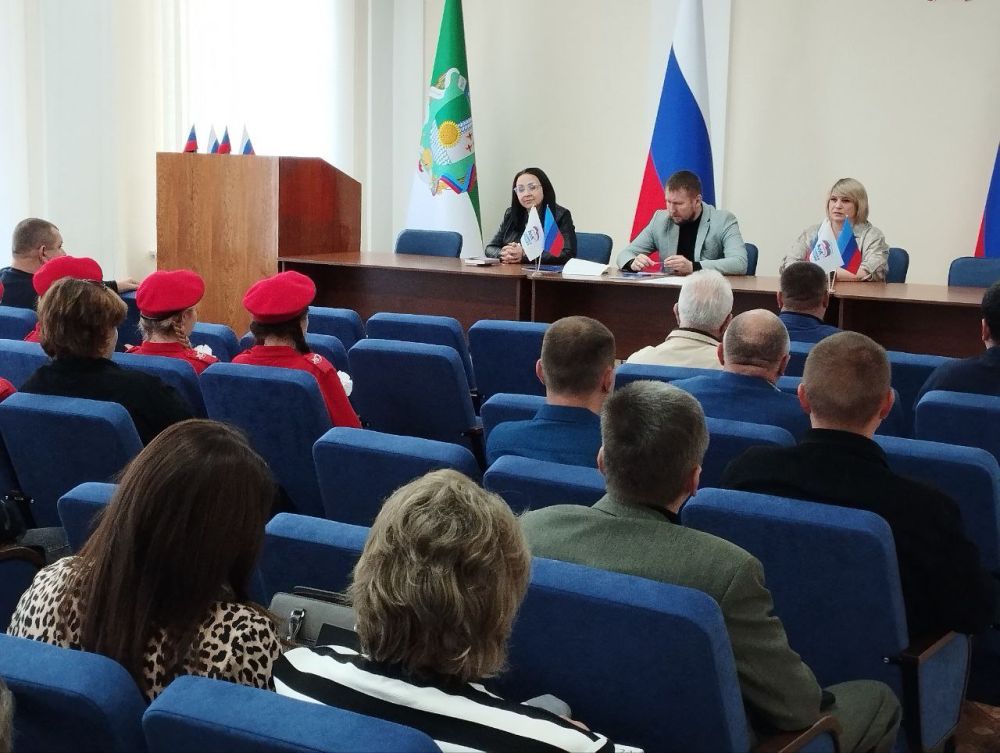 В Белокуракинском муниципальном округе состоялась рабочая встреча Главы Белокуракинского муниципального округа Ольги Кучерявой, местного депутатского состава с Председателем Народного Совета ЛНР Денисом Мирошниченко