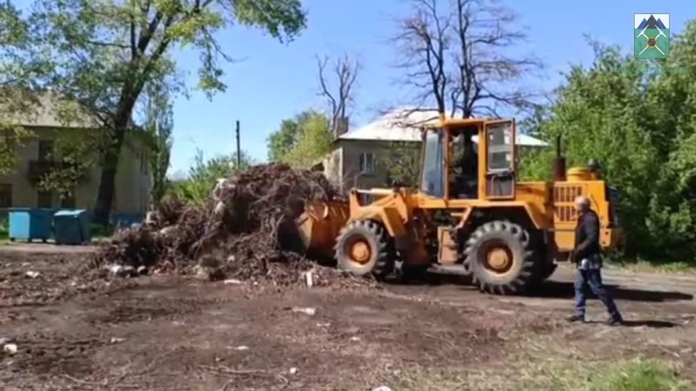 Евгений Морозов: Сегодня вышел на линию новый самосвал МАЗ, переданный Брянке по линии Министерства природных ресурсов и экологии ЛНР в рамках большой программы по обращению с твердыми бытовыми отходами