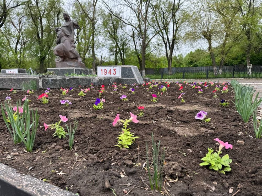 Сергей Колягин: Озеленители Комбината коммунальных услуг проводят работу по облагораживанию братской могилы советских воинов, погибших в годы Великой Отечественной войны, на площади Боевой Славы в городе Первомайске