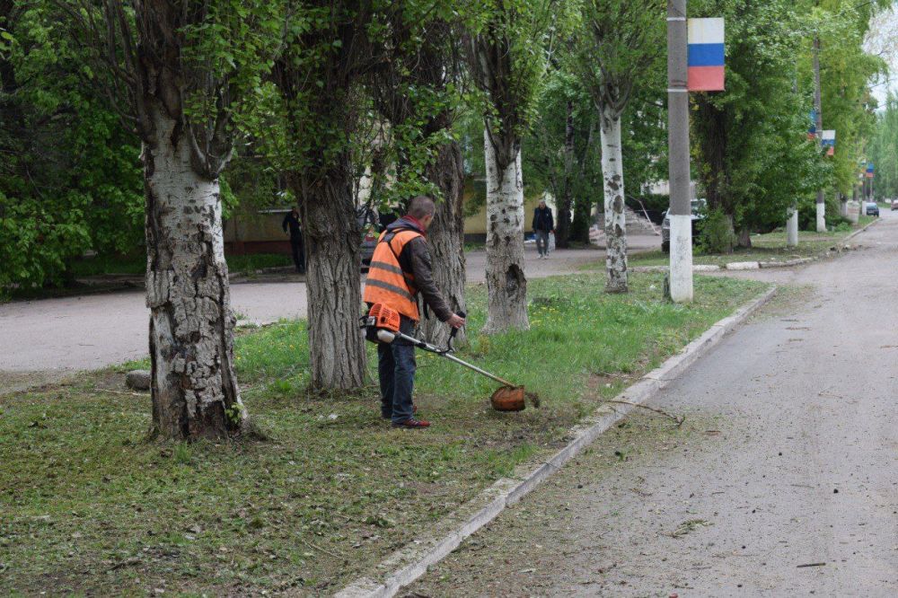 Сергей Колягин: Сотрудники МУП "Комбинат коммунальных услуг города Первомайска" приступили к выполнению мероприятий по покосу травы на территории города Первомайска