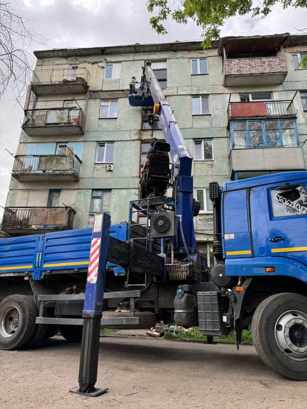 Сергей Колягин: Сегодня, 25 апреля, работники Жилищно-эксплуатационной конторы приступили к ремонту фасада дома № 48 по улице Ленина