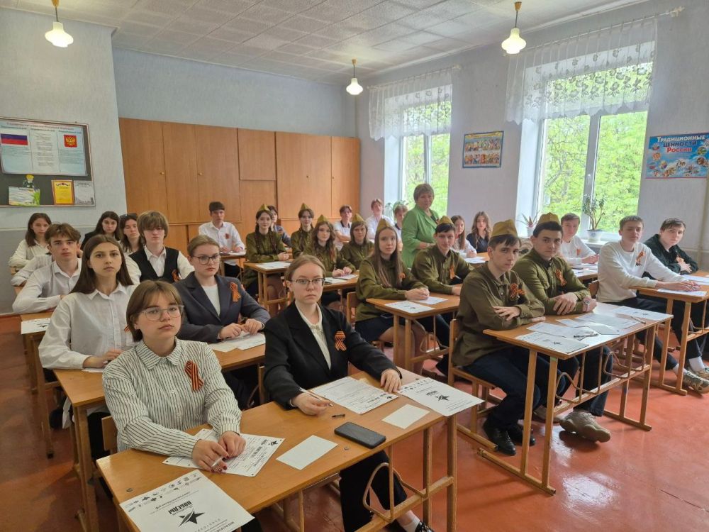 В Стаханове написали «Диктант Победы»