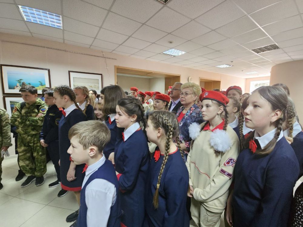 Ольга Бас: Сегодня совместно с Главой Антрацитовщины Сергеем Саенко на площадке местного исторического музея приняли участие в открытии выставки «Война и мир глазами художника Павла Гречишкина»