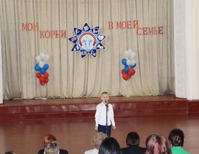 Конкурс чтецов и эссе «Мои корни в моей семье», посвященный Году семьи, прошел в Стахановском центре детского и юношеского творчества