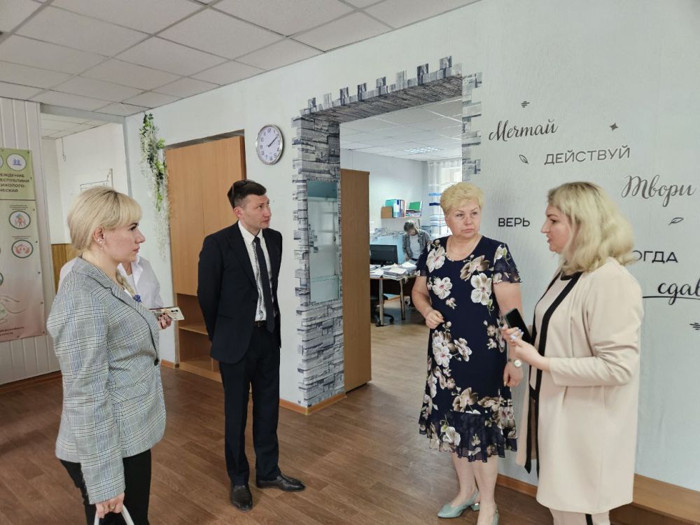 Ольга Бас: Сегодня совместно с руководством Министерства образования и науки ЛНР, а также детским омбудсменом Инной Швенк посетили Центр психолого-педагогической и медико-социальной помощи "Развитие", который пребывает в стадии становления